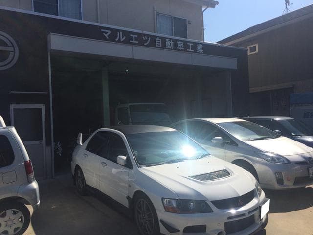 工場前に並ぶ車両